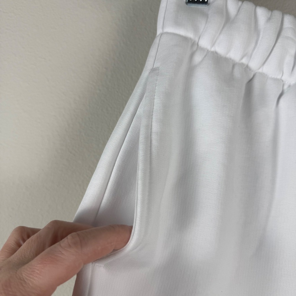 ON Cloud Club Shorts Womens Medium White Pockets Running 1W10740069 NEW - Picture 6 of 10